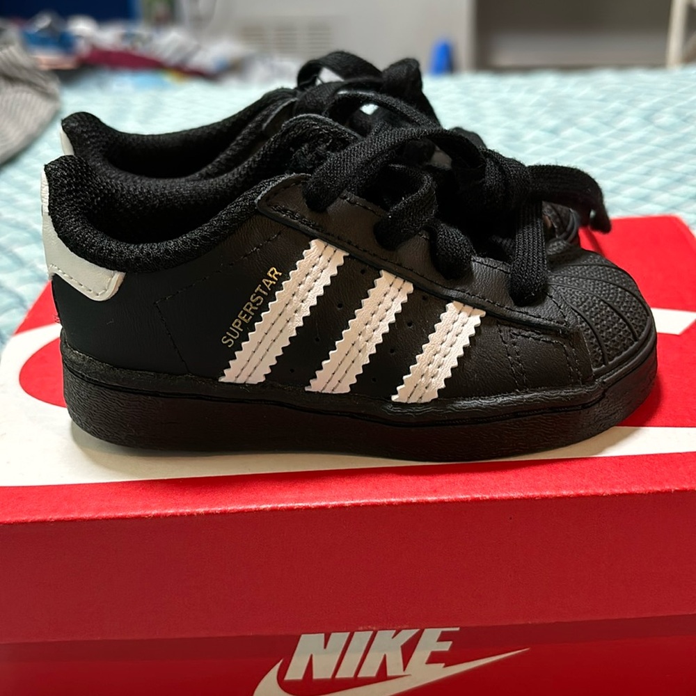 Toddler shoes Adidas Original good condition wear 1 time
